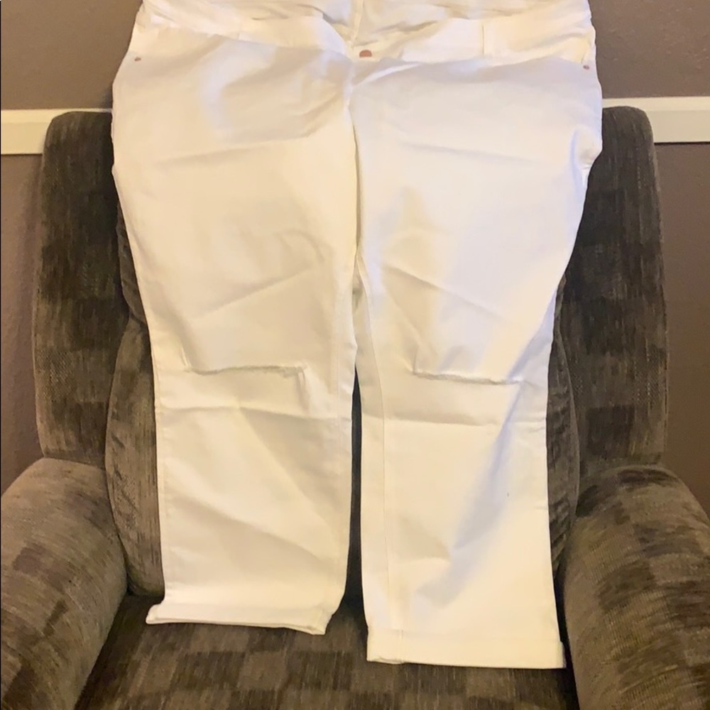 Brand New!  White cropped jeans 🤍🤍🤍